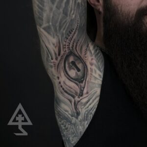 Tattoo tatouage oeil Biomechanic biomecanique Giger